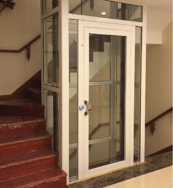 手拉门无轿门保护设计,客观上存在安全隐患; 自动门则与公共乘客电梯