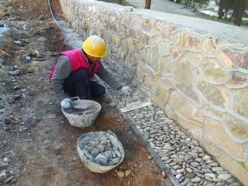 (正在铺设的散水)